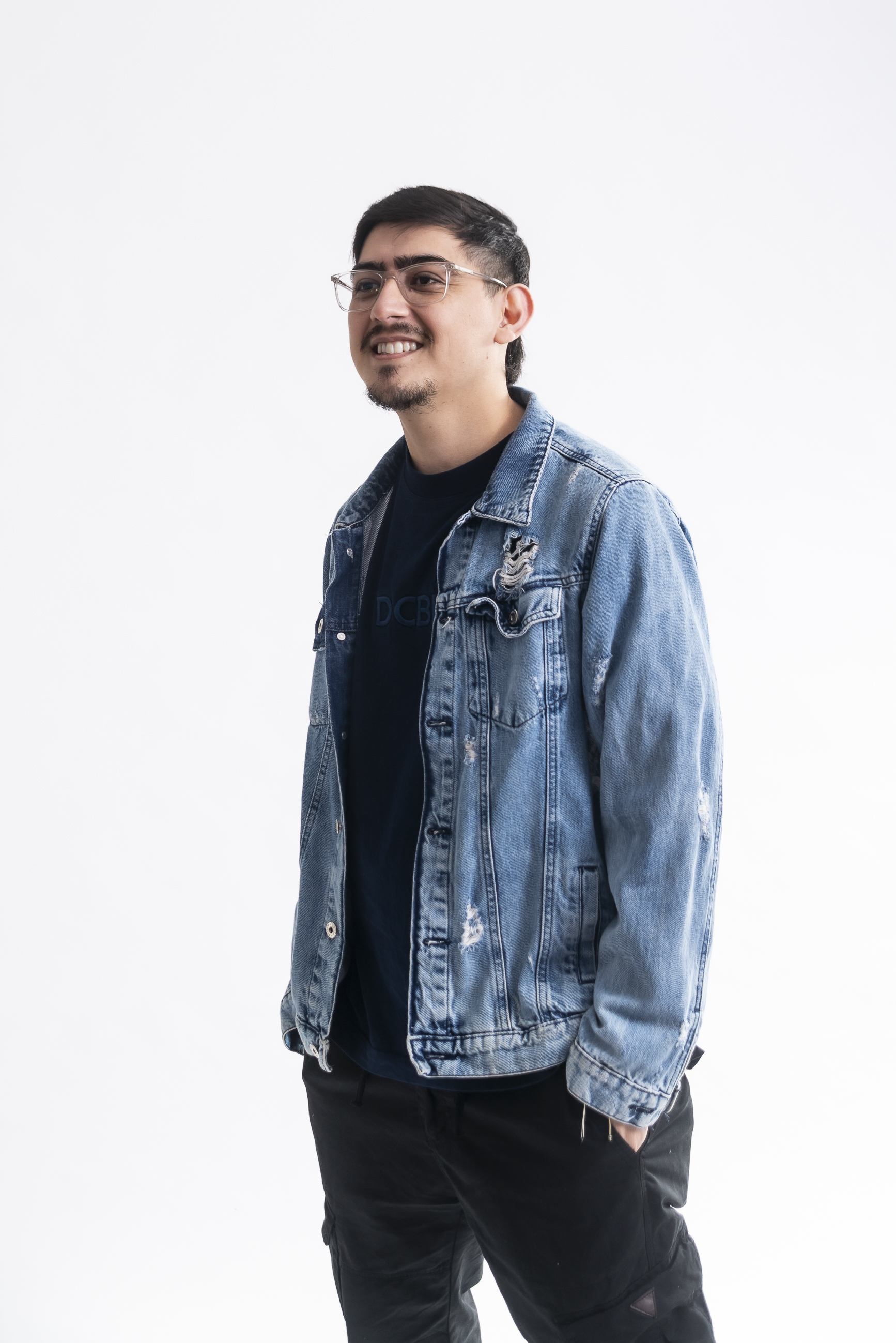 DJ Paradox sonriendo con campera de jean